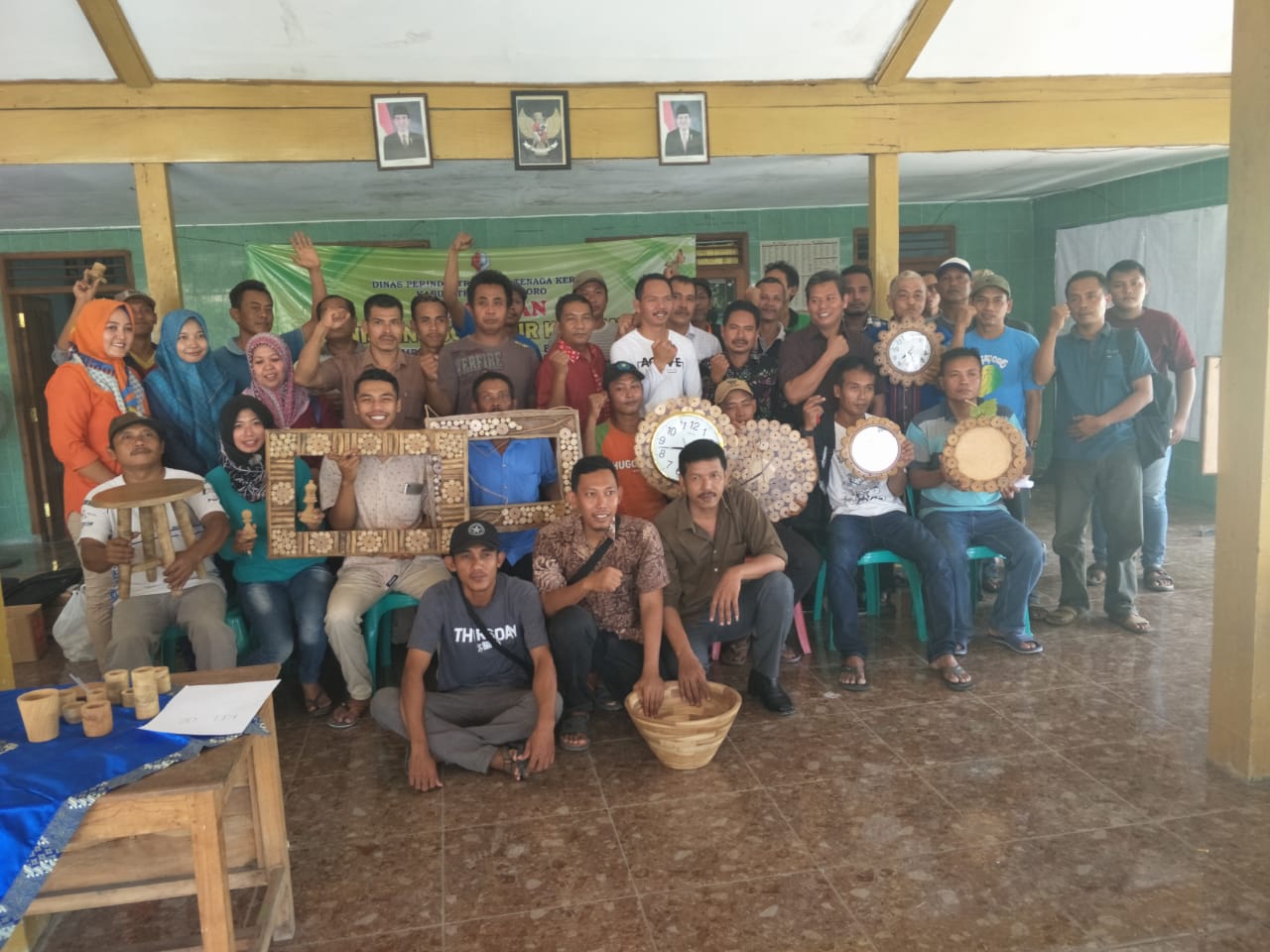Pelatihan Pemanfaatan Limbah Kayu Jati di Desa Sambeng Kecamatan Kasiman