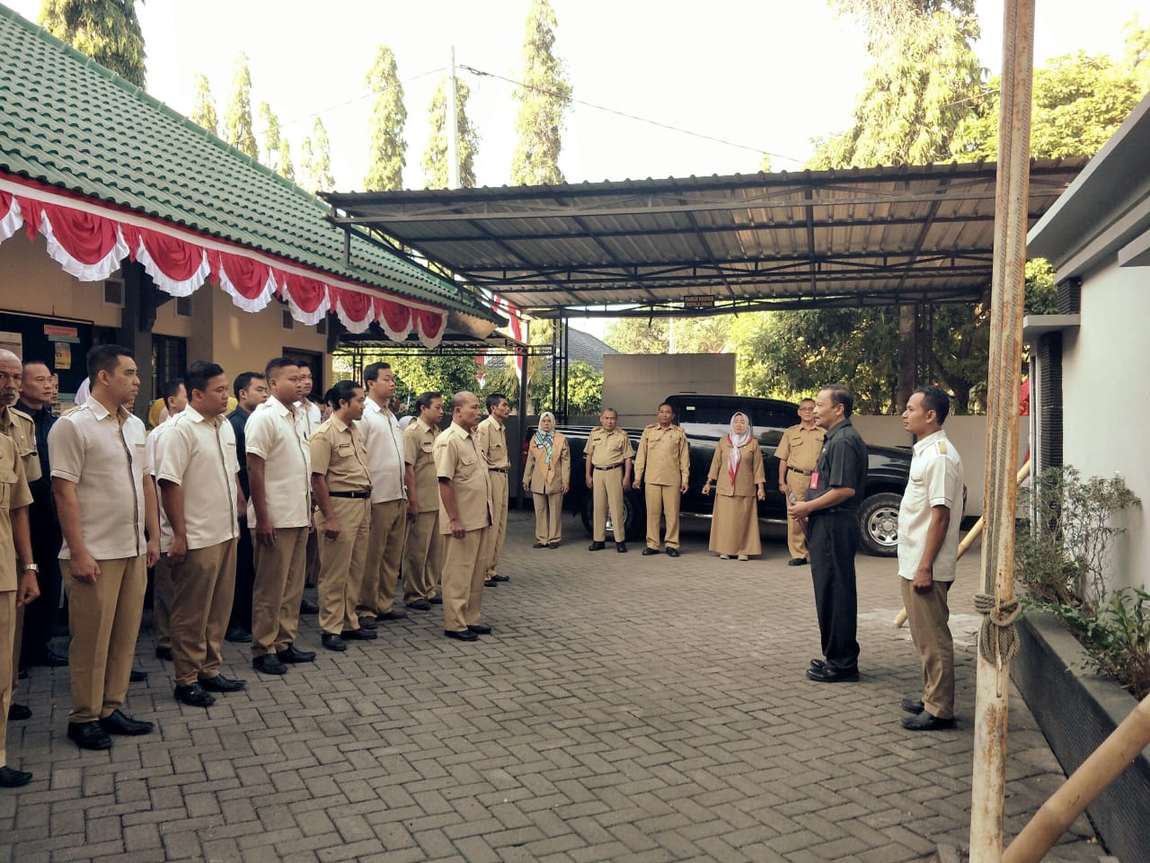 Apel Pagi dipimpin oleh Kepala Dinas