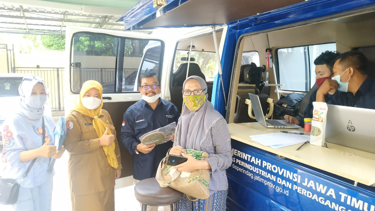 Mobil Pelayanan Keliling UPT PMP dan TK Disperindag Provinsi Jawa Timur kunjungi Dinperinaker